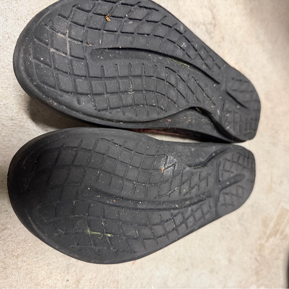 OOFOS Women's Black and Red Sandals Collection - Picture 6 of 11